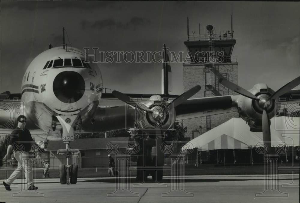 1993 Press Photo Daryl Lenz &amp; Lockheed Constellation at Wittman Airport - Historic Images