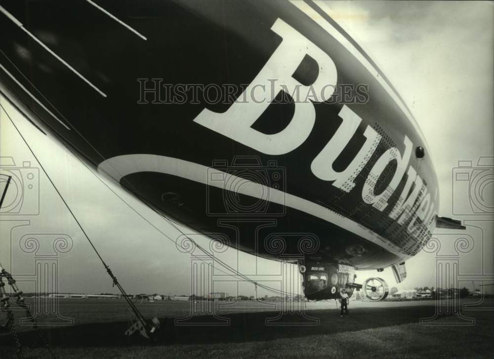 1993 Press Photo Bud One Blimp preparing for flight, Timmerman Field, Milwaukee - Historic Images