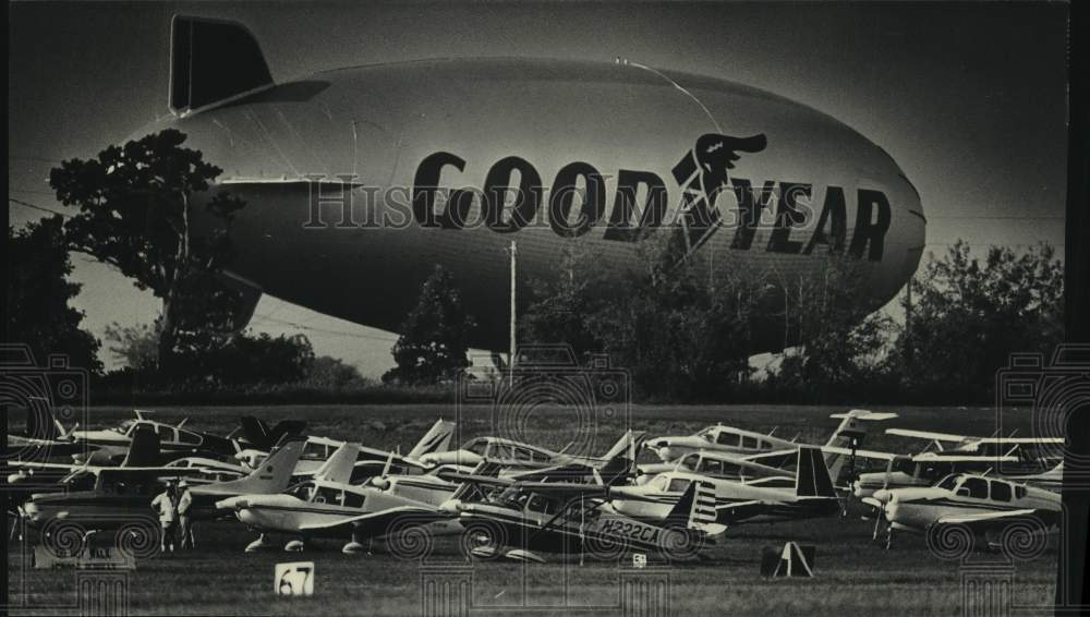 1986 Press Photo Goodyear Blimp at the Experimental Aircraft Association Fly-In - Historic Images