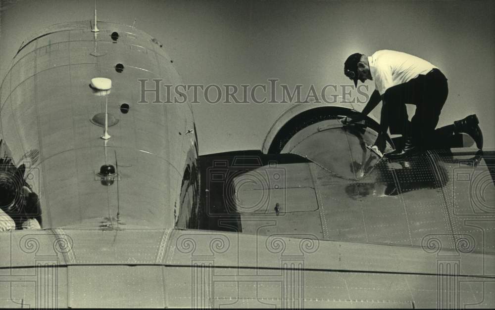 1987 Press Photo John Prine working on a 1937 Lockheed 10A, Wisconsin - Historic Images