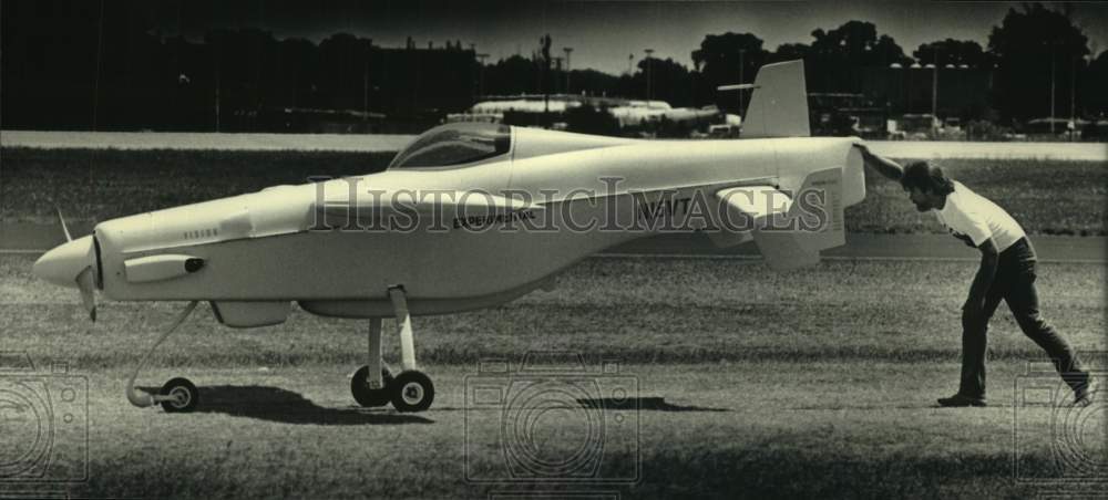 1987 Press Photo Tom Trefethen and his homemade plane at the EAA Fly-in, Oshkosh - Historic Images