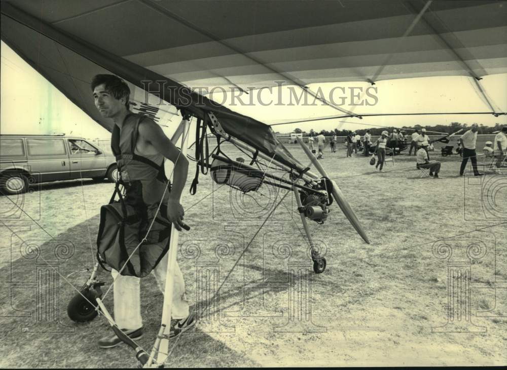 1987 Press Photo Hans-Josef Frings ready to soar on hang glider, Oshkosh - Historic Images