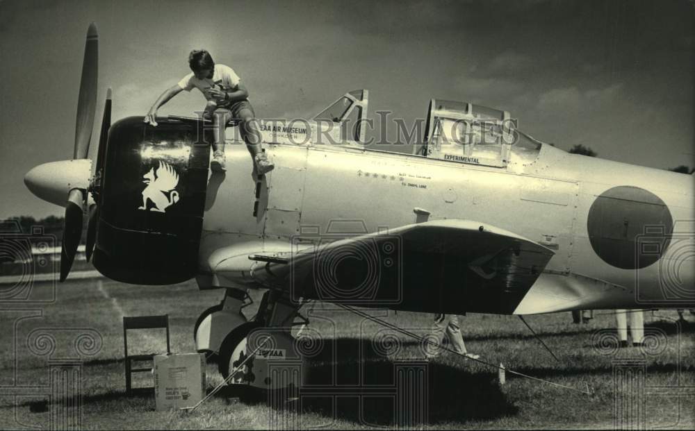 1987 Press Photo Ryan Mason, from Winnipeg polishing a T6 mockup at the Warbirds - Historic Images