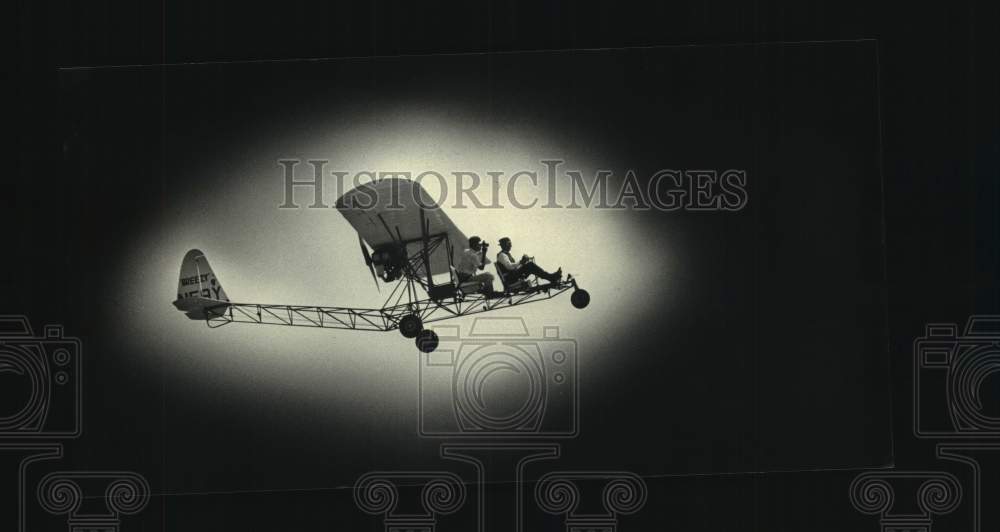 1987 Press Photo An ultralight plane skimming through the sky, Oshkosh - Historic Images