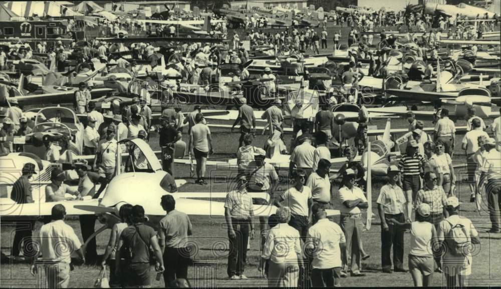 1987 Press Photo Crowds at Wittman Field in Oshkosh for Annual Fly-in Convention - Historic Images