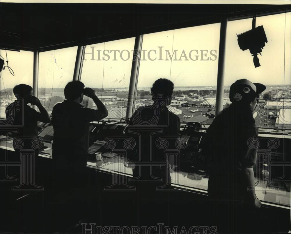 1987 Press Photo Air traffic controllers watch air traffic at Wittman Field - Historic Images