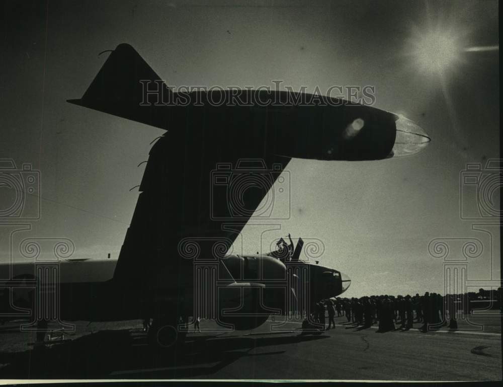 1986 Press Photo Chuck Yeager talks to a crowd at EAA Fly-in in Oshkosh - Historic Images