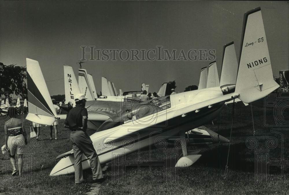 1987 Press Photo Visitors examine experimental planes at Wittman Field, Oshkosh - Historic Images