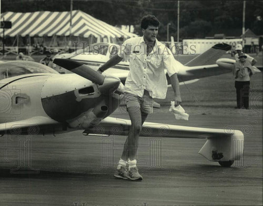 1986 Press Photo Bill Carruthers pulls his plane at Wittman Field, Wisconsin - Historic Images