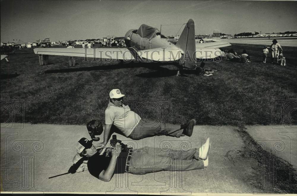 1986 Press Photo James Petty &amp; Dennis Beall watch planes at aircraft convention - Historic Images