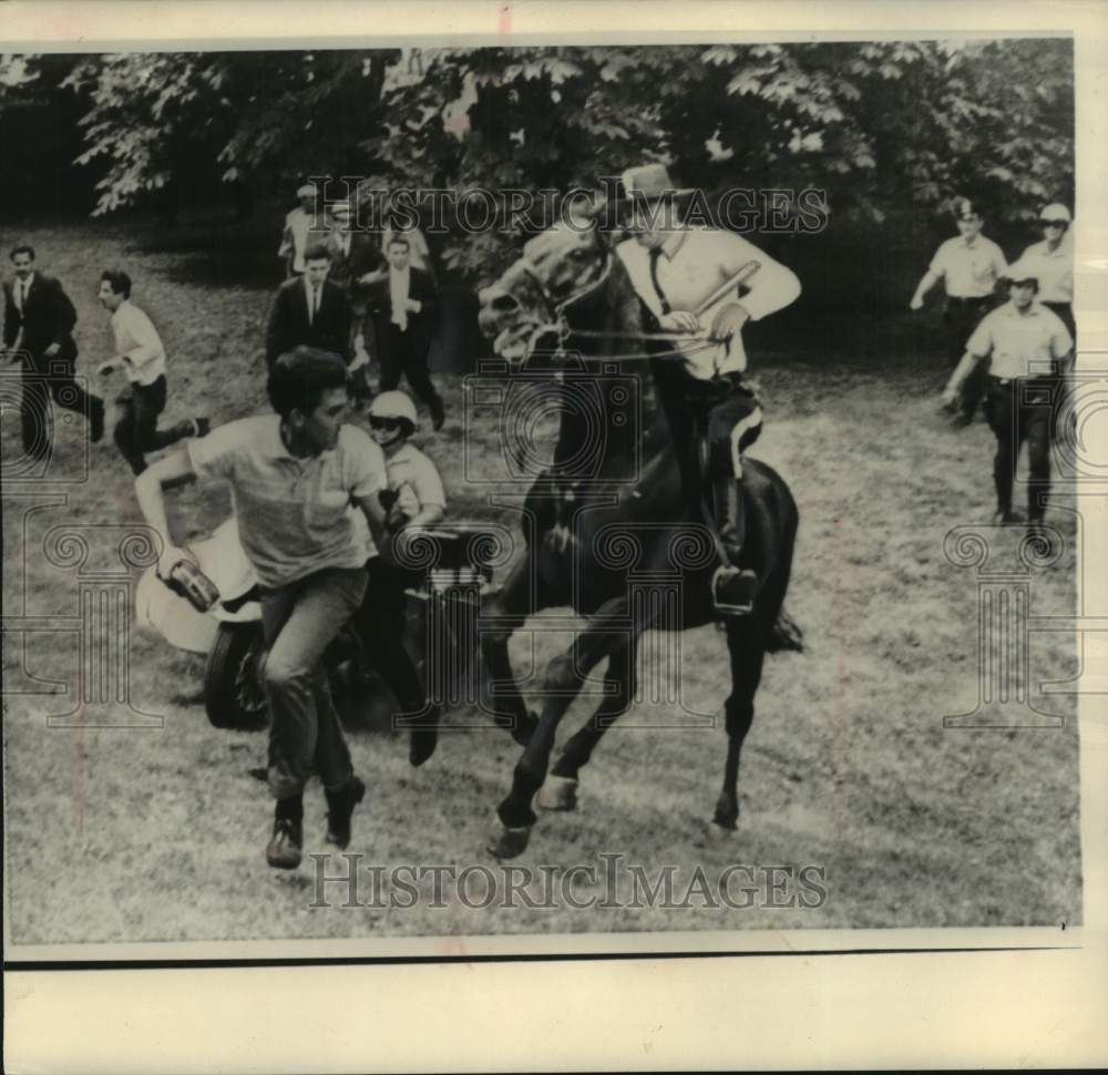 1964 Policemen chasing a Cuban exile, Pan American Union, Washington - Historic Images