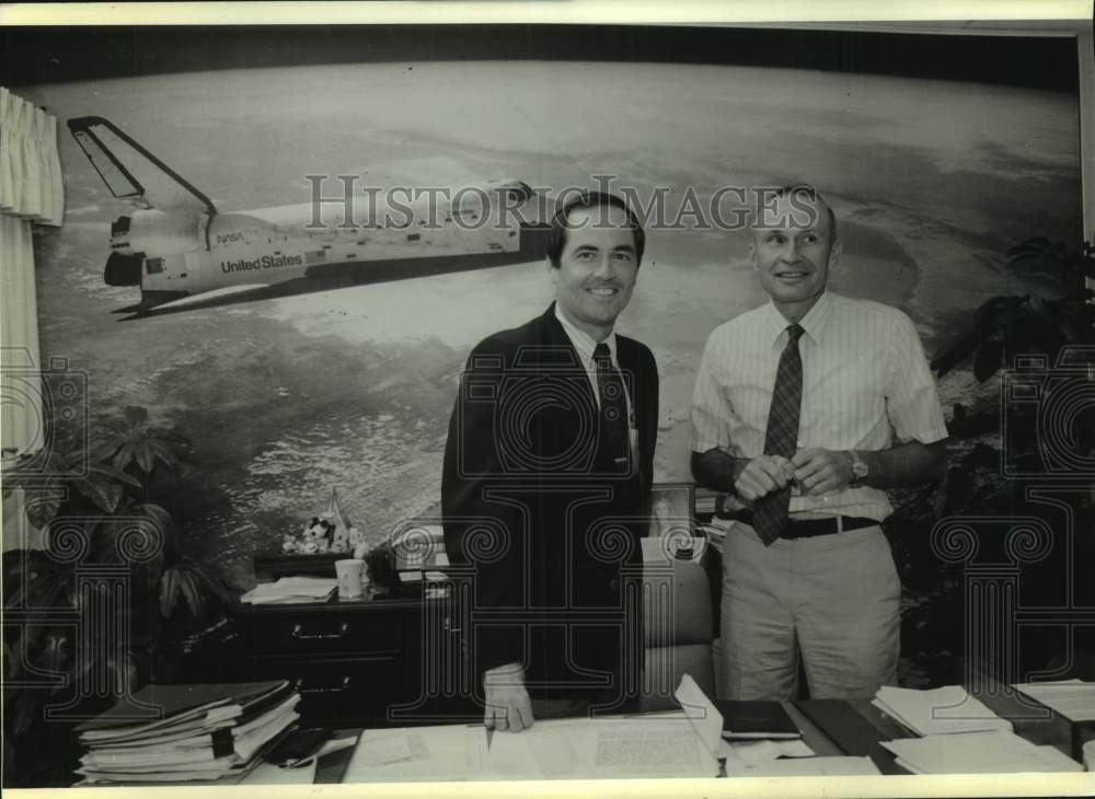 1988 Press Photo Robert Crippen &amp; Bob Sieck in front of depiction of a shuttle - Historic Images