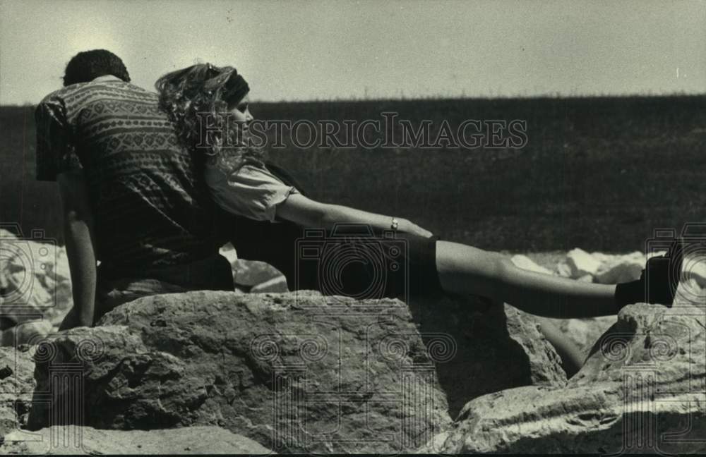 1992 Press Photo Lee Scovern &amp; Tricia Link relax on lake-shore at Summerfest - Historic Images