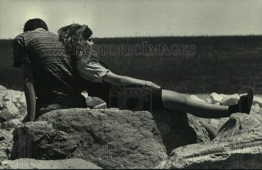 1992 Press Photo Lee Scovern & Tricia Link relax on lake-shore at Summerfest - Historic Images