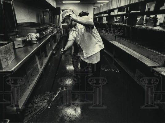 1992 Press Photo Zorba Employee Carlos Rodriguez mops floor, Summerfest - Historic Images