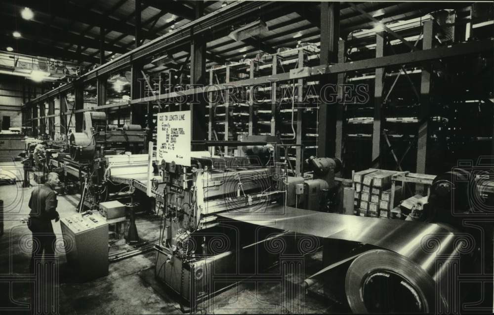 1980 Press Photo Dick DeHart monitors Steel Ribbon at the Fullerton plant. - Historic Images