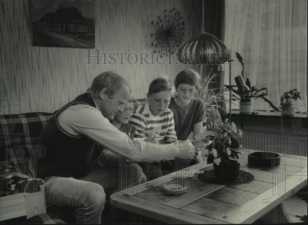 1985 Press Photo Danish Family, Finn Larsen and his Family enjoy time together - Historic Images