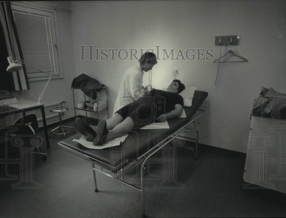 1985 Press Photo Scandinavian Resident receiving Medical Care - mjc31271 - Historic Images
