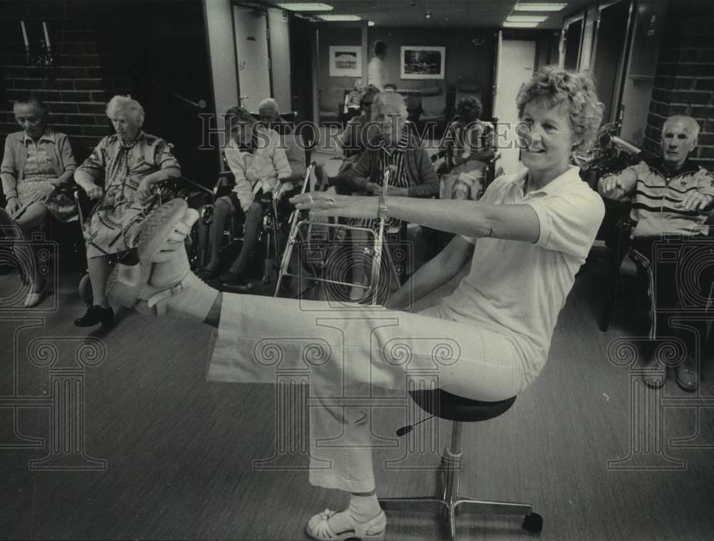 1985 Press Photo Therapist leads Patients in Scandinavian Nursing Home, Oslo, NO - Historic Images