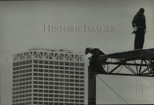1995 Press Photo Dan Goelzer & other working on the L. Karp & Son Inc. building - Historic Images