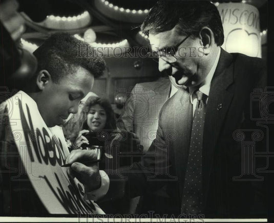 1990 Press Photo Governor Tommy G. Thompson & others, Milwaukee - mjc31286 - Historic Images