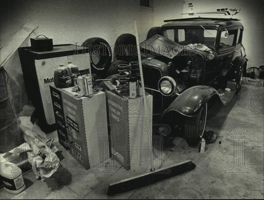 1990 Press Photo Joe Domanik's 1932 Ford in his garage in Racine, Wisconsin - Historic Images