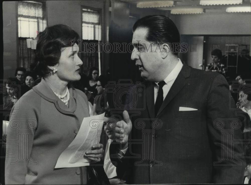 1971 Press Photo Nick John Topetzes and Mrs. Engstrom at Marquette University - Historic Images