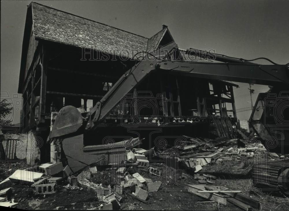 1991 Press Photo Stanley Teplin demolishes barn to build dental office, Mequon - Historic Images