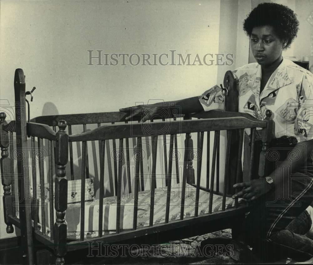 1985 Press Photo Demeatris Terry with the Crib of Her Deceased Infant, Quincy