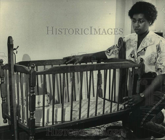 1985 Press Photo Demeatris Terry with the Crib of Her Deceased Infant, Quincy