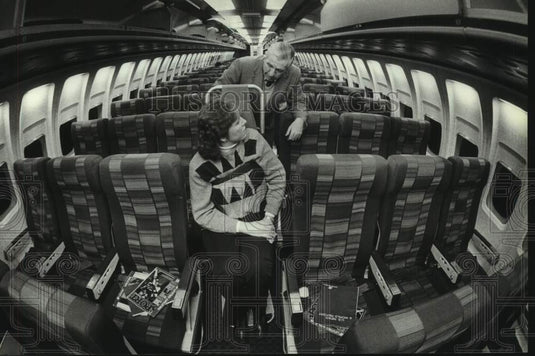 1983 Press Photo Transport Chair Inside of a United Airlines' 727 Aircraft - Historic Images