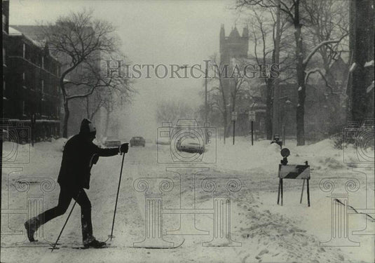 1979 Press Photo Pedestrian Using Skis in Snow Storm in Milwaukee, Wisconsin - Historic Images