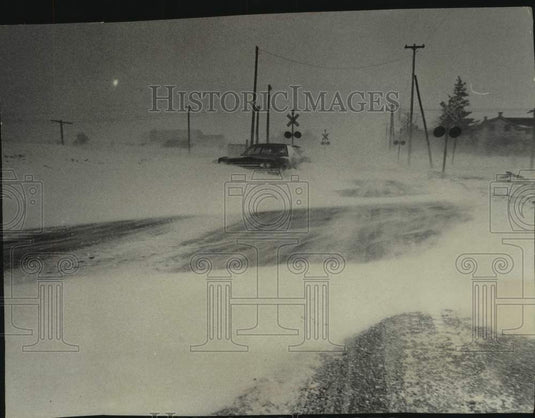 1978 Press Photo abandoned car in snowstorm by the railroad tracks, Milwaukee - Historic Images