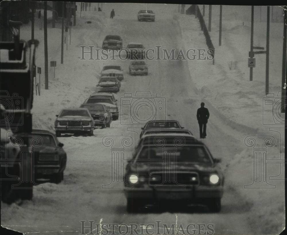 1979 Press Photo cars &amp; pedestrians using North 6th st. after storm, Milwaukee - Historic Images