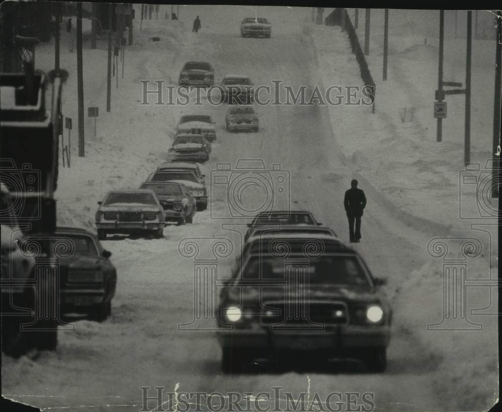 1979 Press Photo cars & pedestrians using North 6th st. after storm, Milwaukee - Historic Images