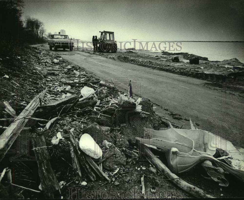 1978 Press Photo Storm debris on Lake Michigan shoreline by South Shore Park, WI - Historic Images