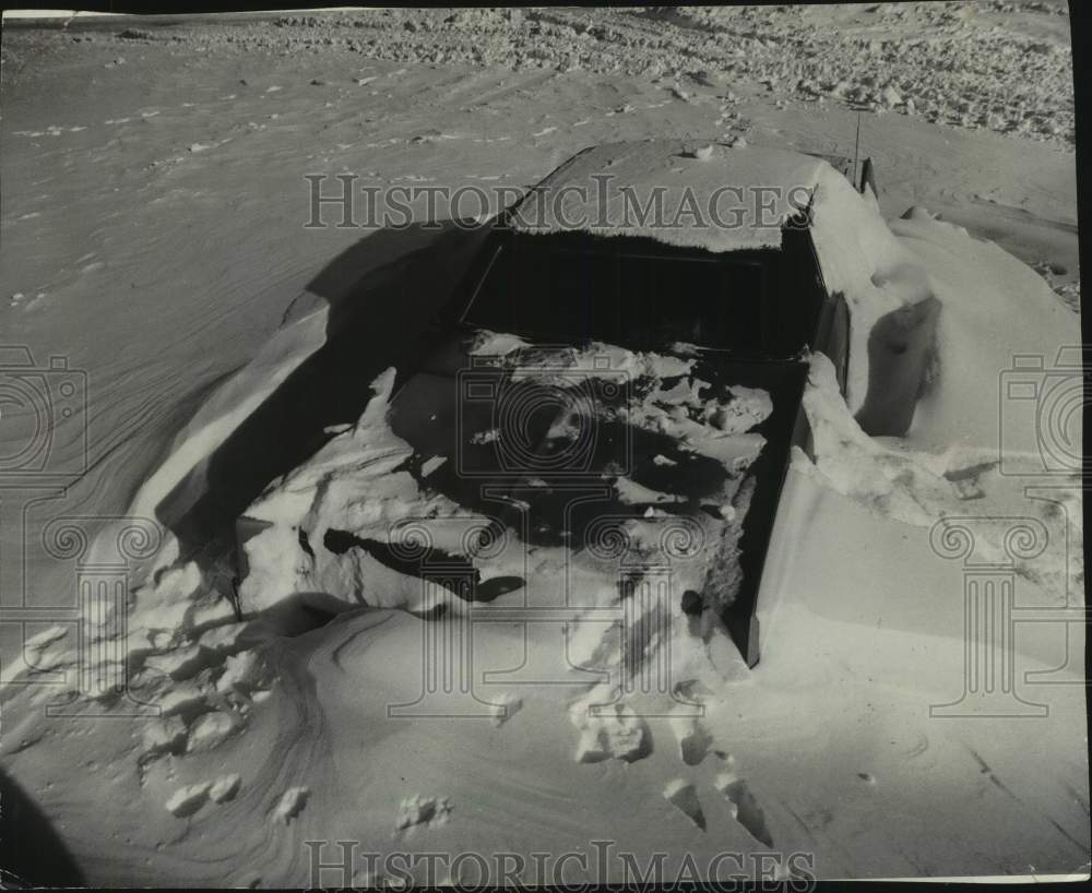 1979 Press Photo car buried in drift snow at South Shore Yacht Club, Wisconsin - Historic Images