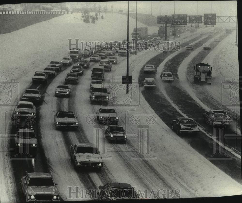1979 Press Photo Rush hour traffic in the snow, Milwaukee, Wisconsin - mjc31338 - Historic Images