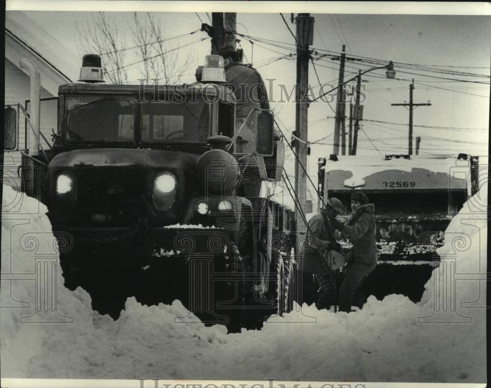 1979 Press Photo National Guard tow truck helping truck stuck in snow, Milwaukee - Historic Images