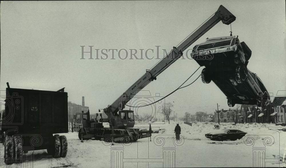 1979 Press Photo Damaged vehicles being sent for scrap, Milwaukee, Wisconsin - Historic Images