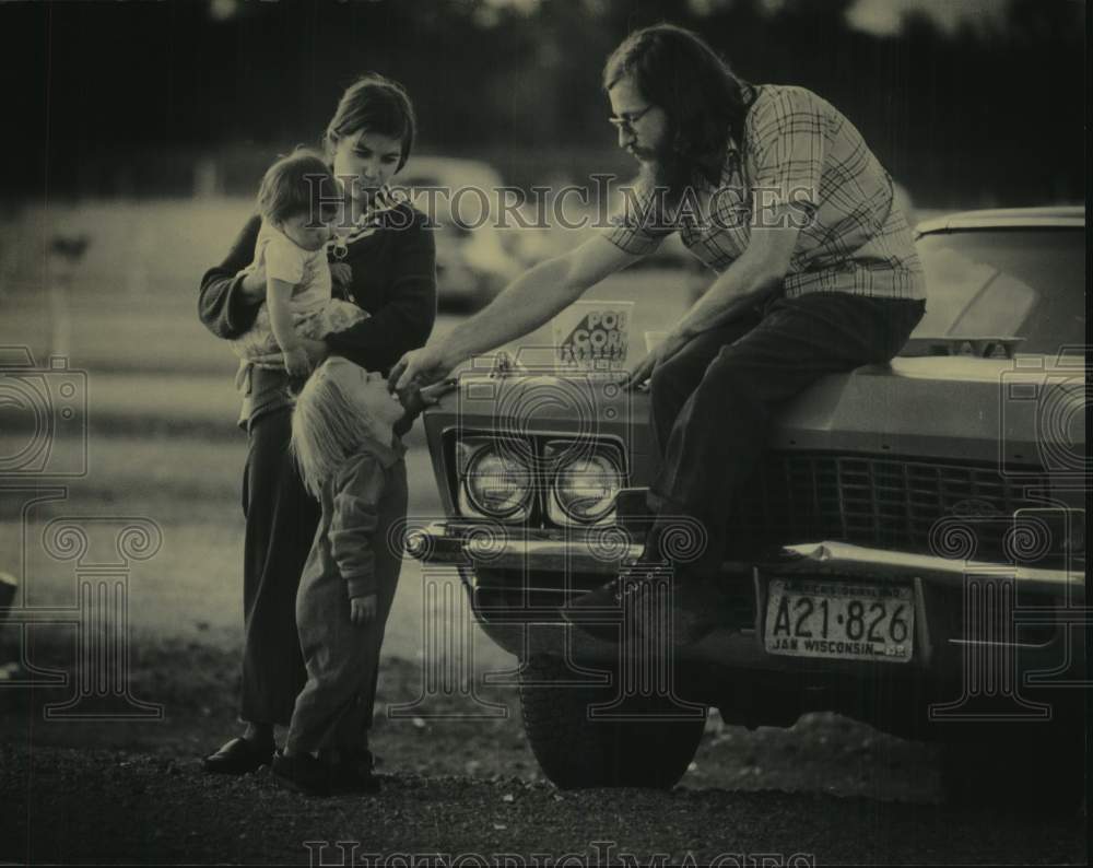 1982 Press Photo Miles Milliken &amp; family at 41 Twins Outdoor Theater, Milwaukee - Historic Images