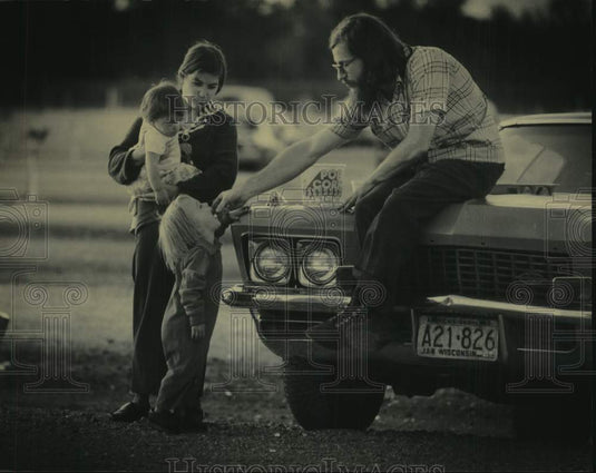 1982 Press Photo Miles Milliken & family at 41 Twins Outdoor Theater, Milwaukee - Historic Images