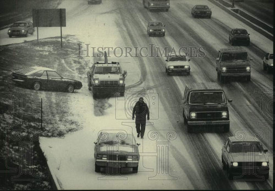 1985 Press Photo Cars on the snow-covered East-West freeway near Milwaukee - Historic Images