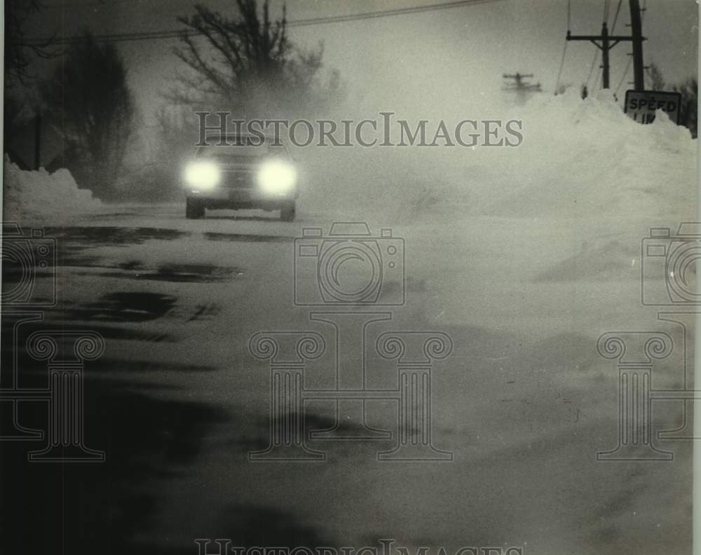 1982 Press Photo Snow swirls across Marcy Rd. in Menomonee Falls after storm - Historic Images