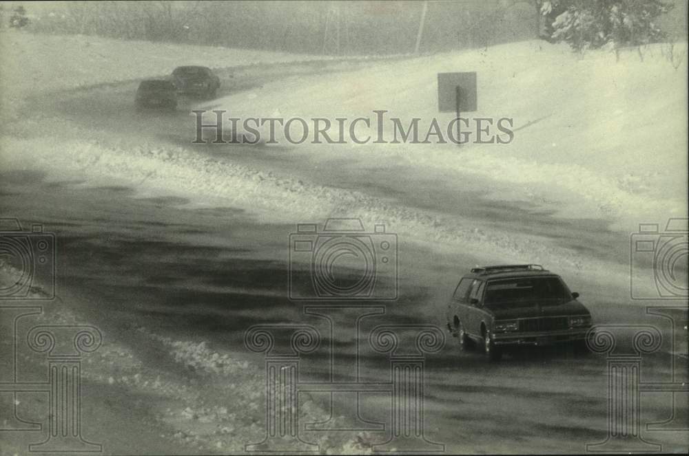 1982 Press Photo Hazardous driving conditions at Zoo Interchange in Milwaukee - Historic Images