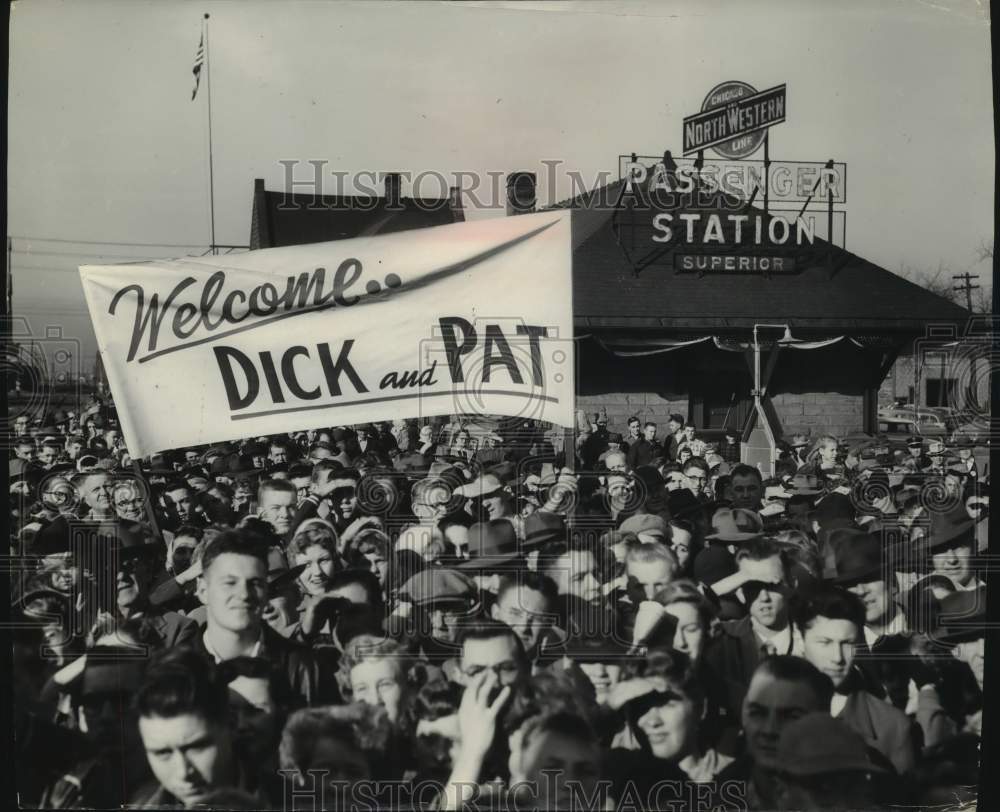 1952 Press Photo Crowd greets Richard Nixon and his wife Pat at Superior - Historic Images