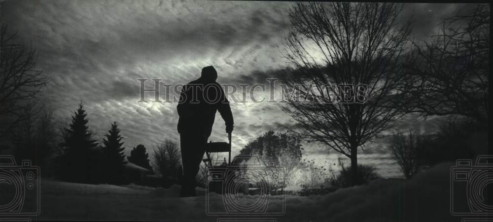 1982 Press Photo Paul Herman uses a snow blower to clear his driveway - Historic Images