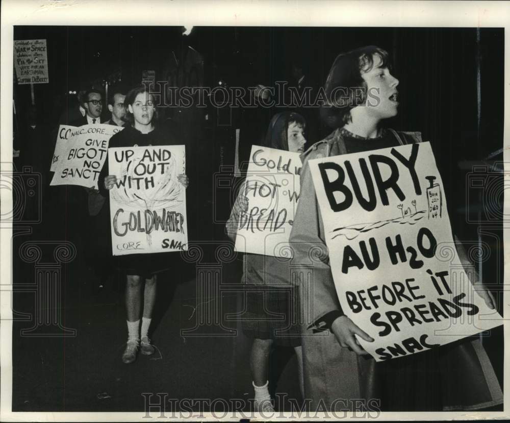 1964 Press Photo Anti-Goldwater pickets cary sights around the Arena - Historic Images