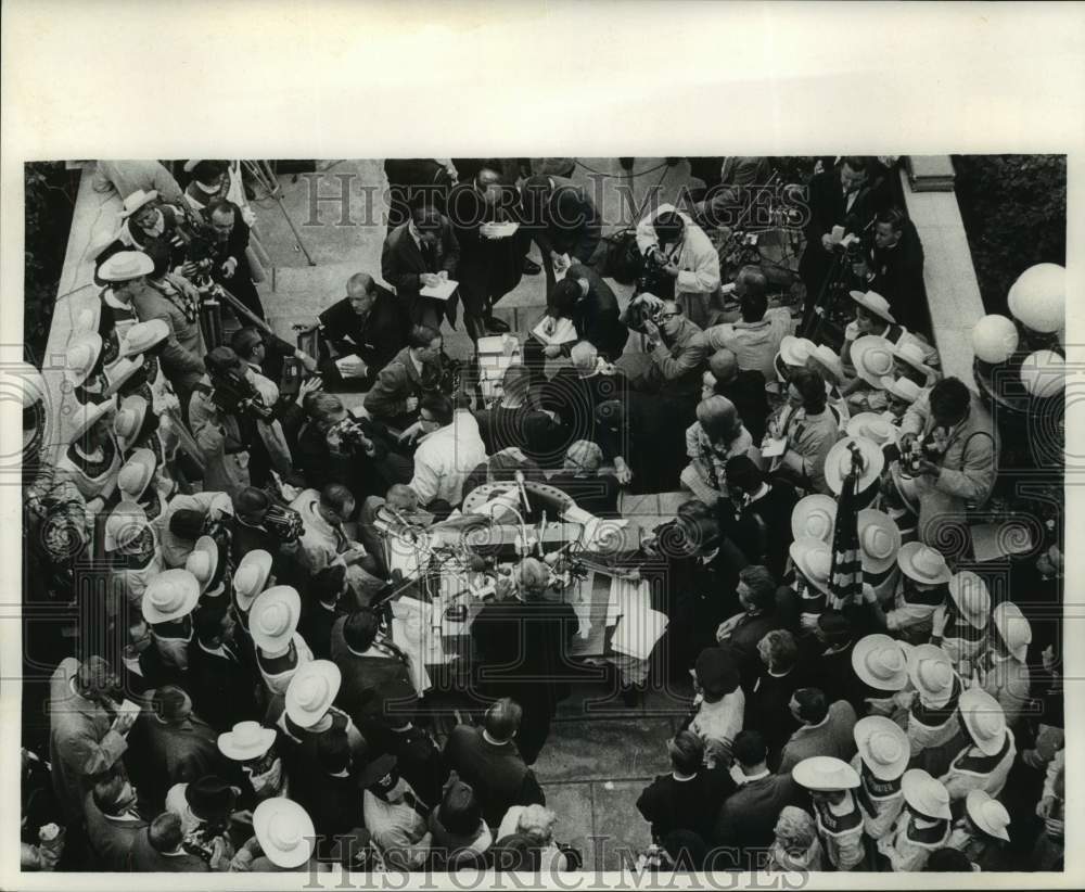 1964 Press Photo Barry Goldwater speaks at Capitol Square in Wisconsin- Historic Images