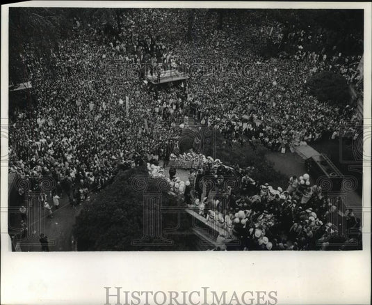 1964 Press Photo Crowd waits for senator Goldwater at Capitol Square - mjc31384 - Historic Images